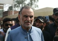 政治危机在Bajwa将军的监督下开始:Azam Swati